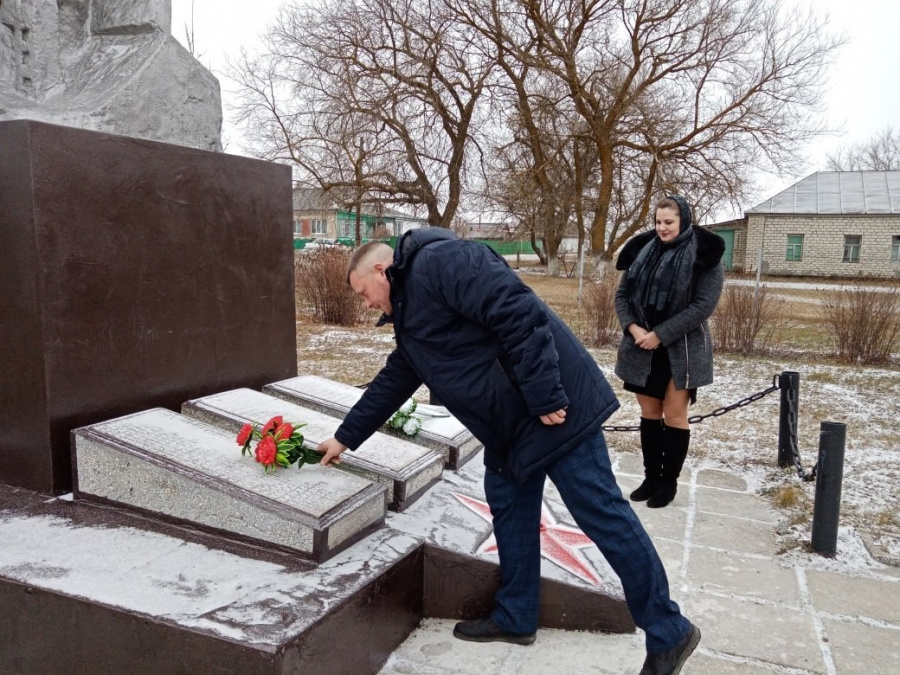 Сотрудники администрации Большечечуйского муниципального образования  возложили цветы к памятнику, отдав дань уважения Героям Отечества, проявившим в разные периоды истории страны наивысший патриотизм и любовь к Родине