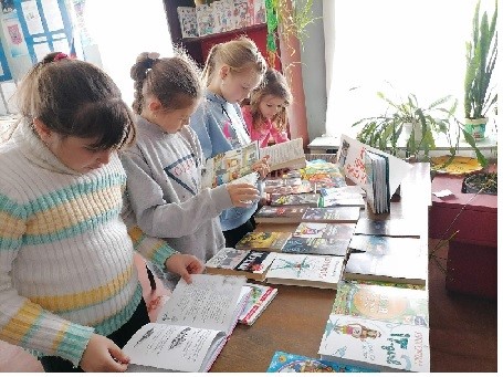 «К нам пришла новая книга»                                                                                  Выставка новых поступлений