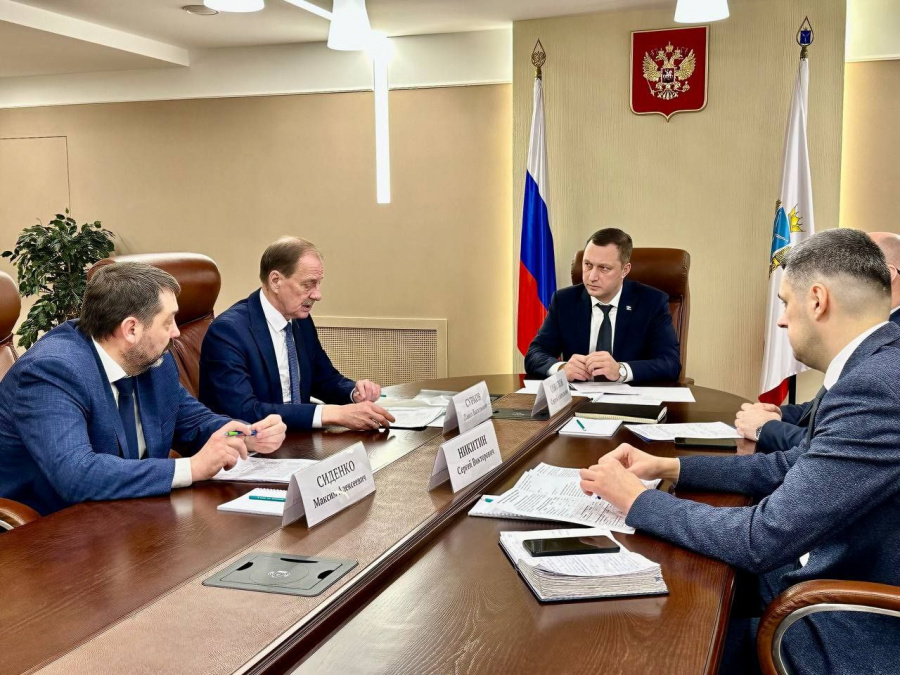 Губернатор Роман Бусаргин провел совещание, посвященное обработке дорог и тротуаров Саратова реагентами