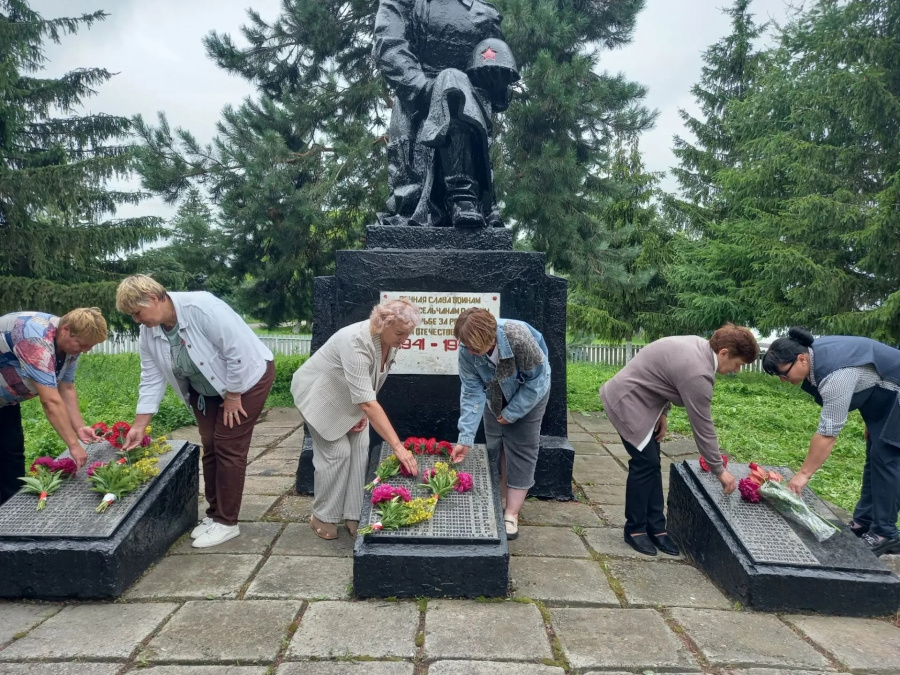 Глава администрации Липовского муниципального образования Ольга Быкова приняла участие в церемонии возложения цветов, приуроченной ко Дню памяти и скорби