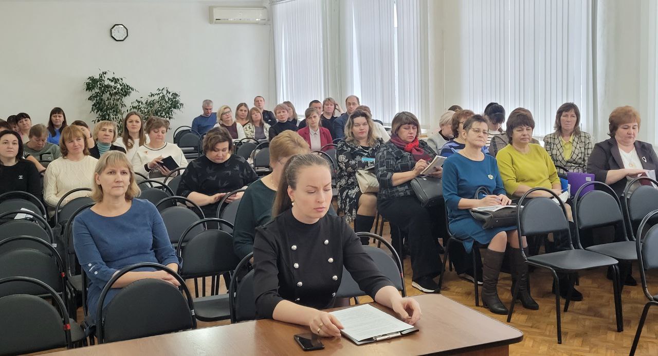 В зале администрации района состоялось  совещание с участием руководителей общеобразовательных учреждений