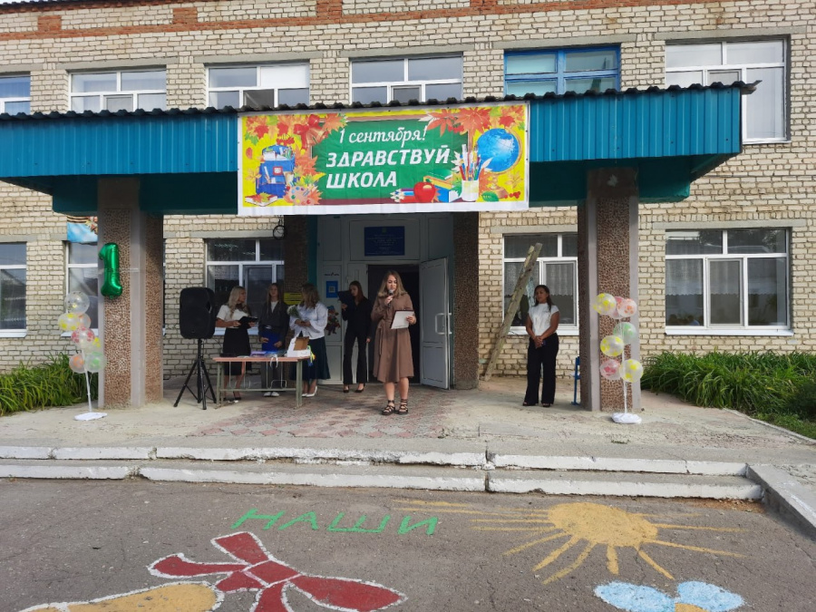 Заместитель главы администрации Максимовского муниципального образования Н. А. Лопатникова посетила праздничную линейку, посвящённую Дню знаний, в селе Сухой Карабулак