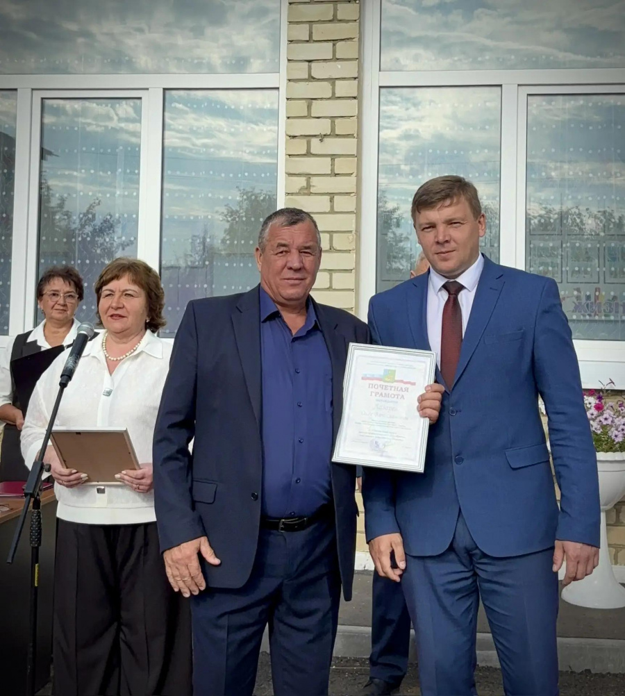 На торжественной линейке, посвящённой Дню знаний, в Хватовской школе глава района Андрей Кушнарёв провёл церемонию награждения 