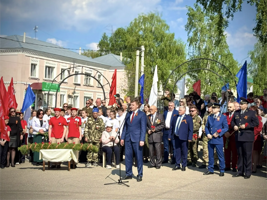 Глава района Андрей Кушнарёв сегодня вместе с жителями и гостями Базарного Карабулака с особым трепетом и гордостью встретили 81‑ю годовщину Великой Победы!