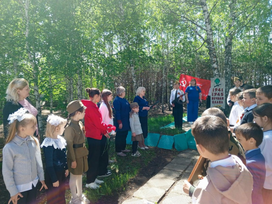 Сегодня, 9 мая на территории школы в селе Первая Ханеневка у памятника прошёл митинг, посвященный 80-летию Победы в ВОВ