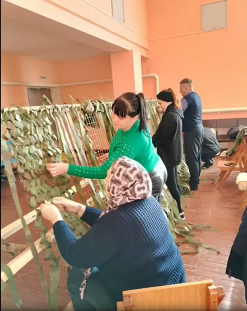 В селе Большая Чечуйка в здании СДК с утра до ночи плетутся маскировочные сети