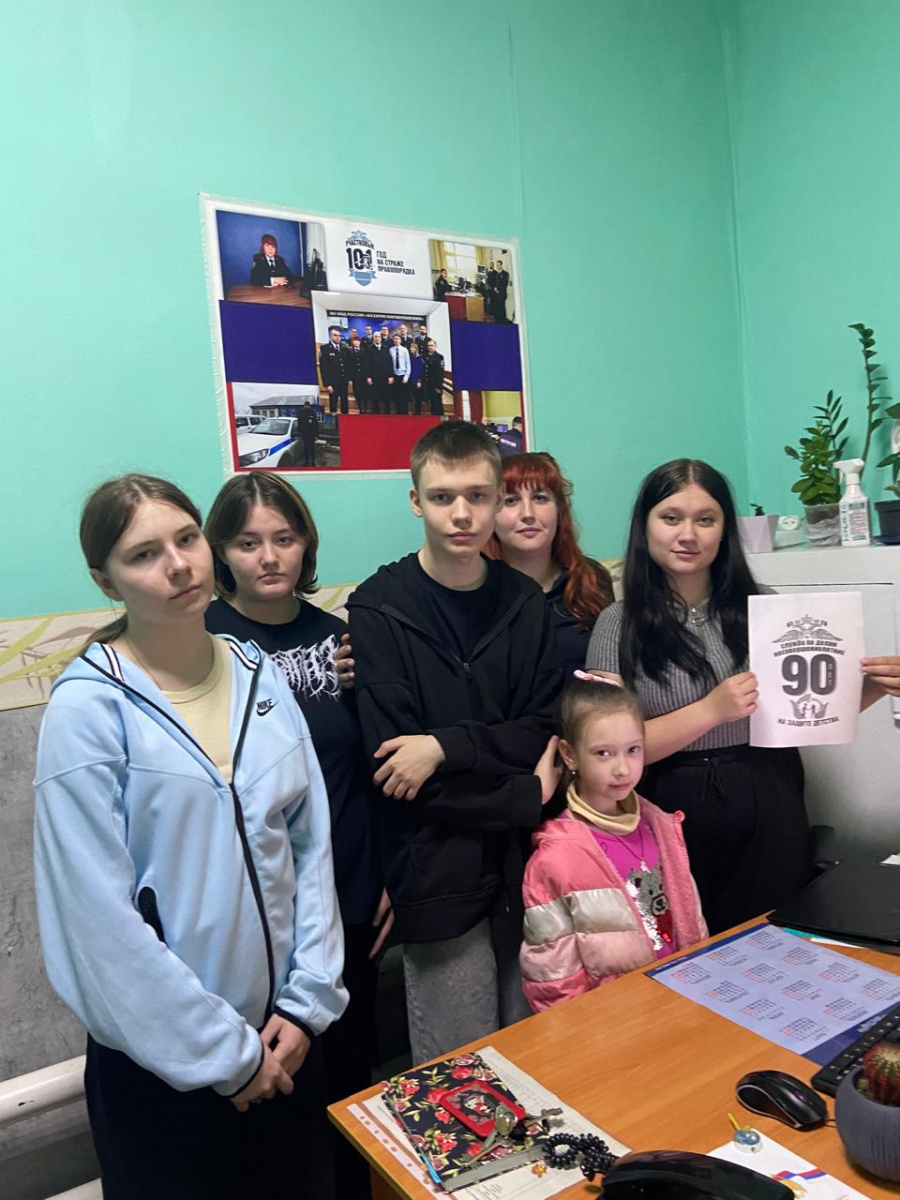 В Базарно-Карабулакском районе школьники поздравили инспектора по делам несовершеннолетних с их приближающимся профессиональным праздником