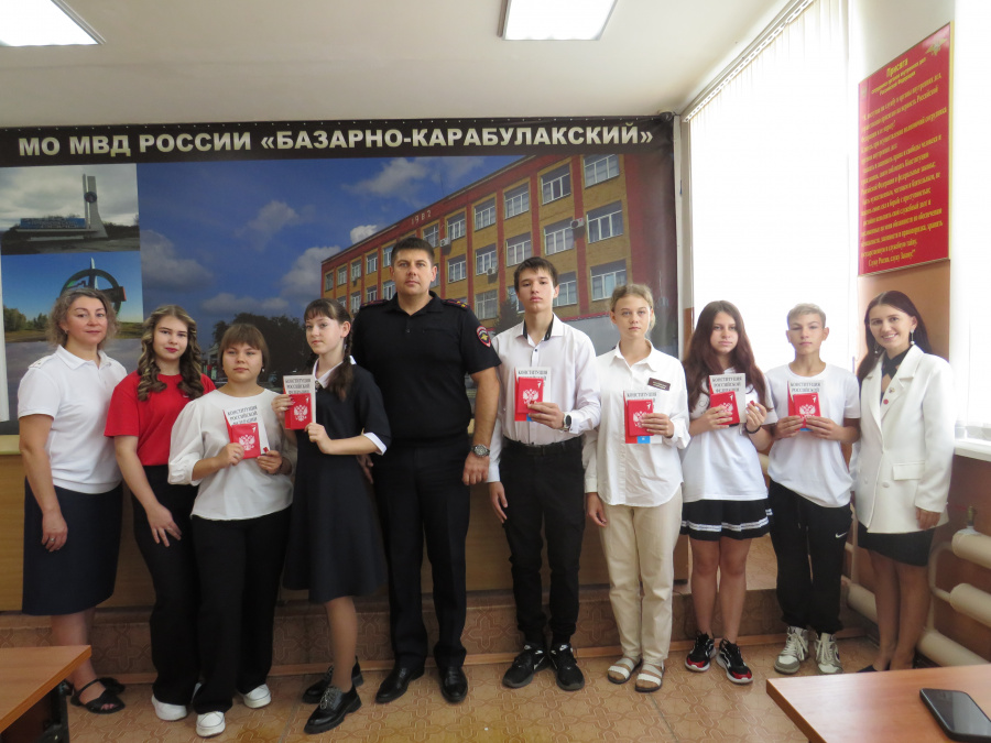 В Базарном Карабулаке в преддверии Дня государственного флага Российской Федерации сотрудники полиции вручили паспорта юным гражданам