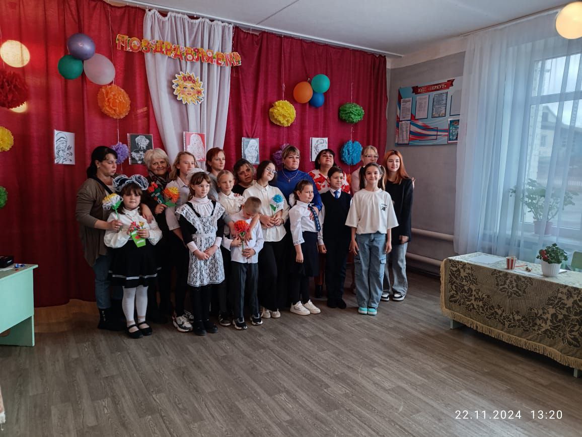 Сегодня специалист администрации Старожуковского муниципального образования С.Г. Осипова  приняла участие в праздничном концерте, посвященном  Дню матери