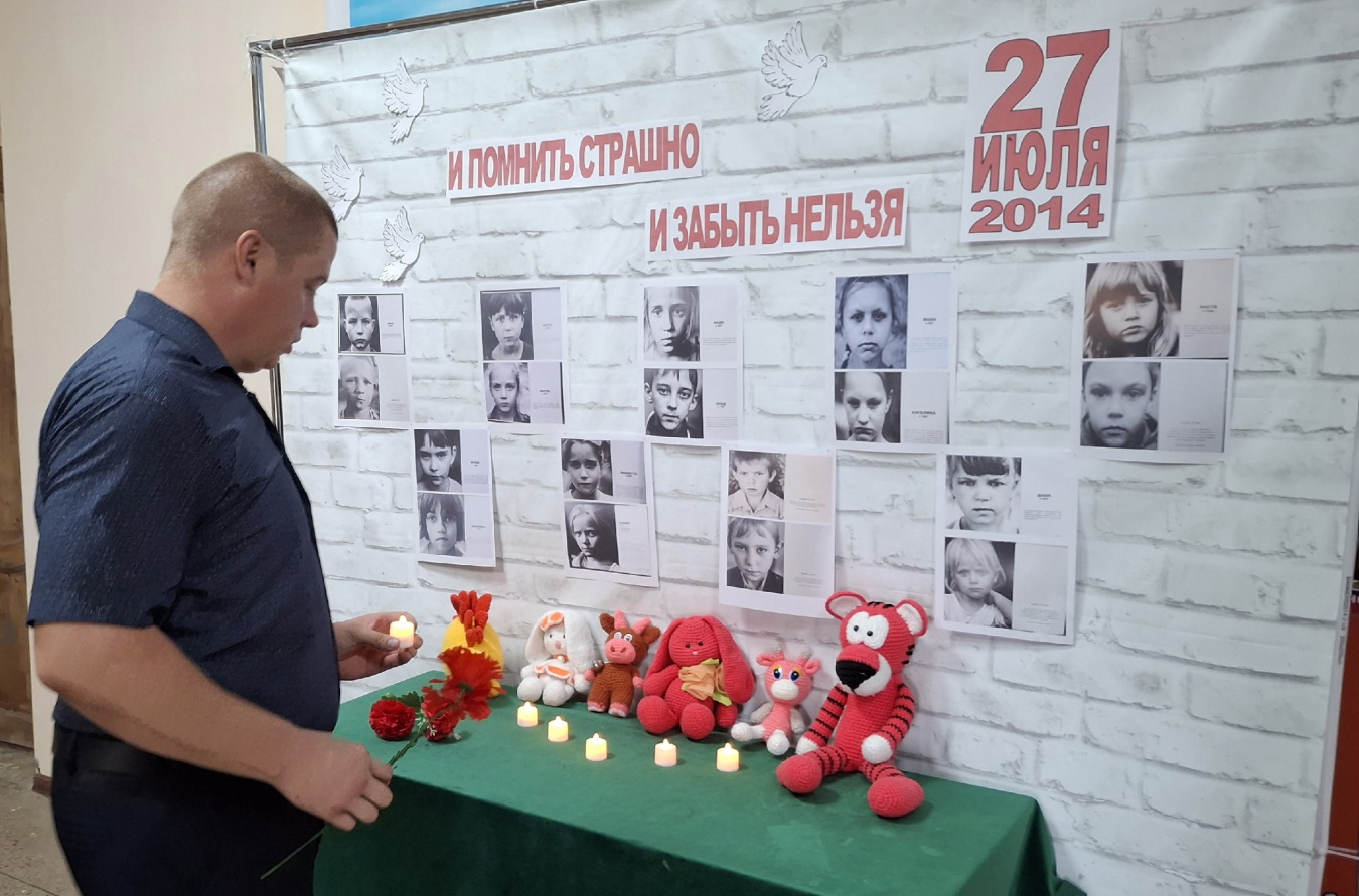 Глава администрации Алексеевского муниципального образования Андрей Демагин принял участие в акции  «Свеча памяти», посвященной детям, погибшим и пострадавшим в результате украинской агрессии