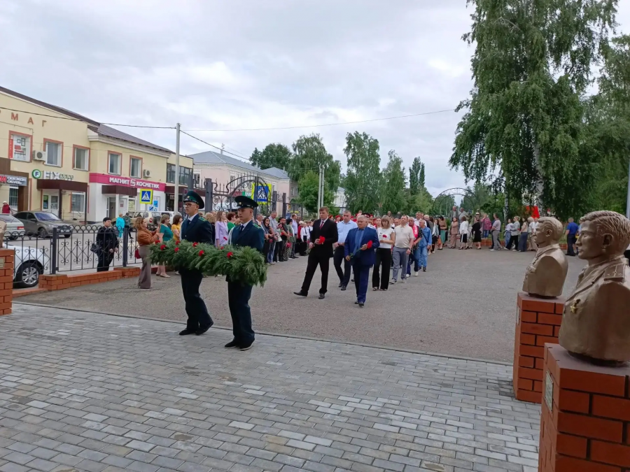 Глава района Андрей Кушнарёв в День памяти и скорби возложил цветы к Вечному огню 