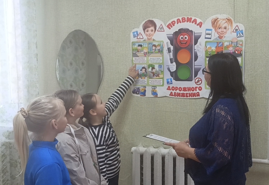 26 марта работник сельского дома культуры села Тепляковка провела беседу по ПДД-«Будь внимателен!»