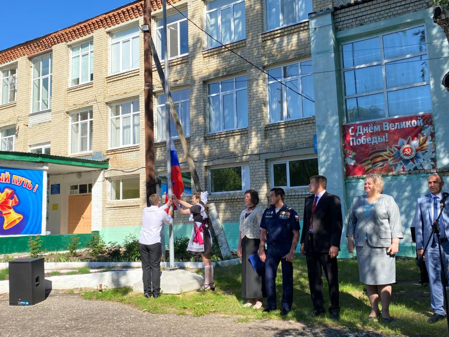 Глава района Н.В. Трошина посетила праздничную линейку в Алексеевской школе