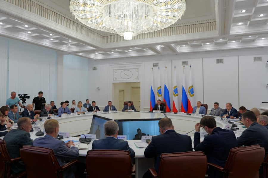 Губернатор Роман Бусаргин провел постоянно действующее совещание с зампредами и министрами Правительства области, а также главами районов Губернатор Роман Бусаргин провел постоянно действующее совещание с зампредами и министрами Правительства области, а также главами районов