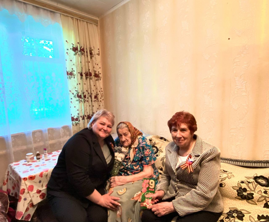 В преддверии Дня Победы глава района Н.В. Трошина навестила труженицу тыла В преддверии Дня Победы глава района Н.В. Трошина навестила труженицу тыла