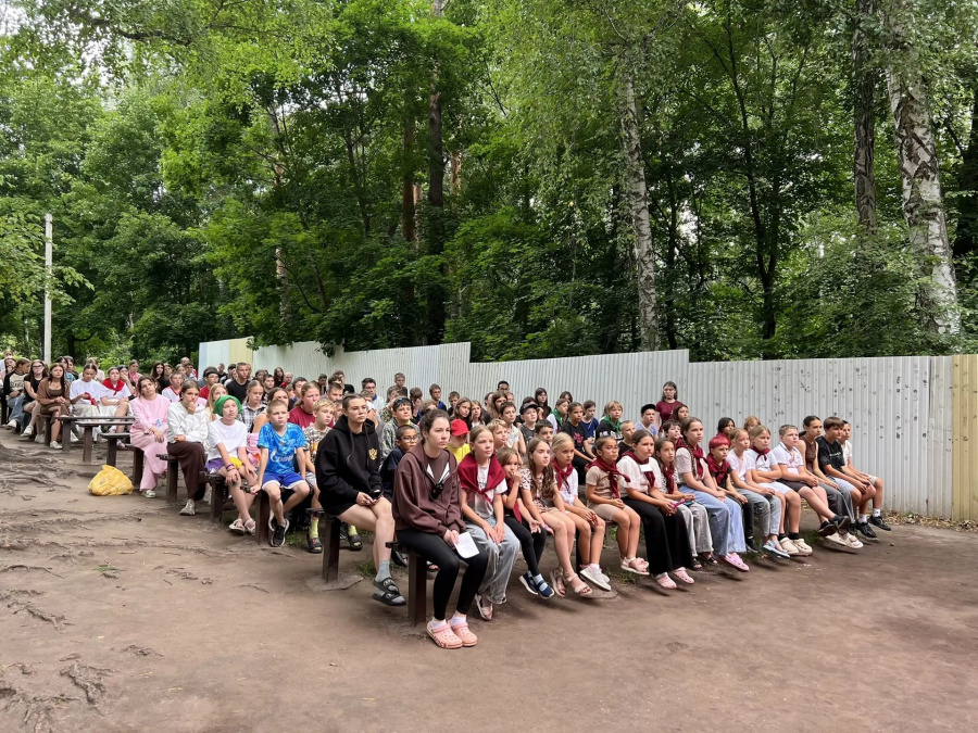 Сегодня в райцентре в о/к «Ласточка» прошла тематическая акция, посвящённая Дню памяти детей-жертв войны в Донбассе