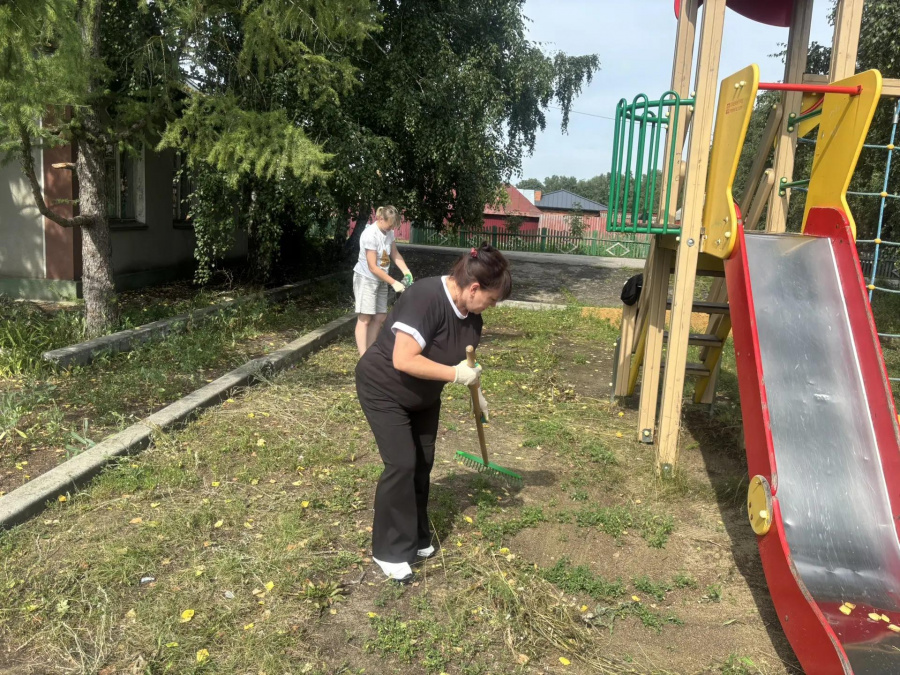 Врип главы администрации Старобурасского муниципального образования Ирина Чернышова приняла участие в акции  «Чистый четверг»