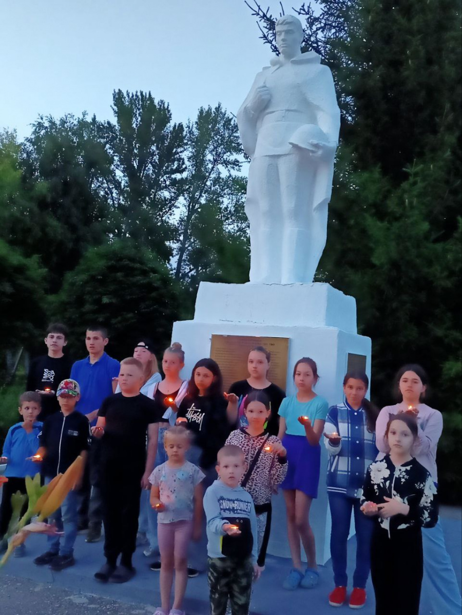 Участники военно-патриотического клуба " Патриот" Ключевского СДК приняли участие во Всероссийской акции "Свеча памяти".