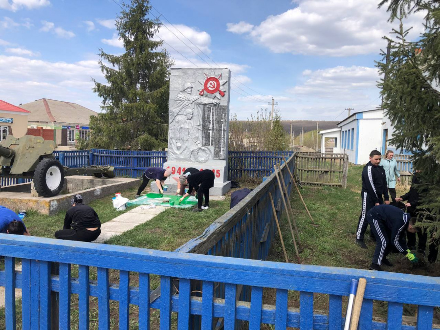 При содействии коллектива администрации Яковлевского МО завершено благоустройство памятников