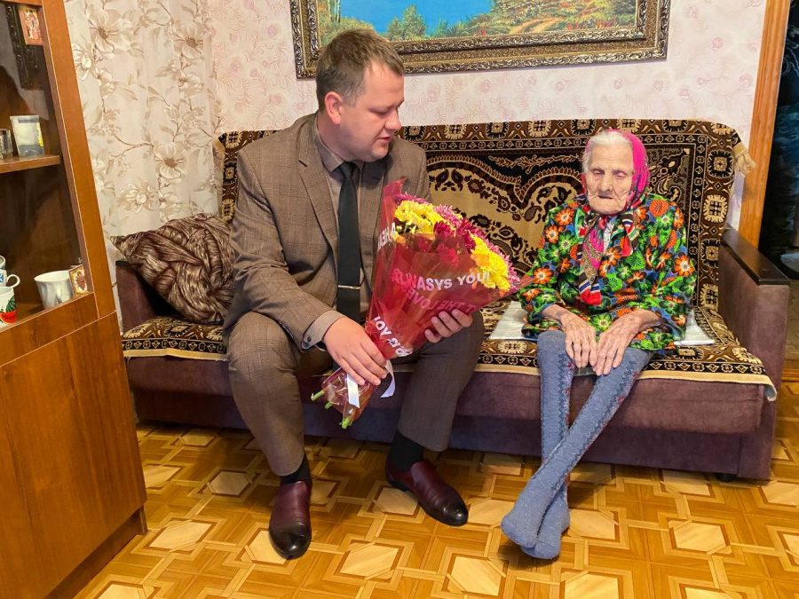 Глава района А. Д. Курочкин начал рабочий день с поездки в село Берёзовка, где живёт труженица тыла Клавдия Максимовна Кузина