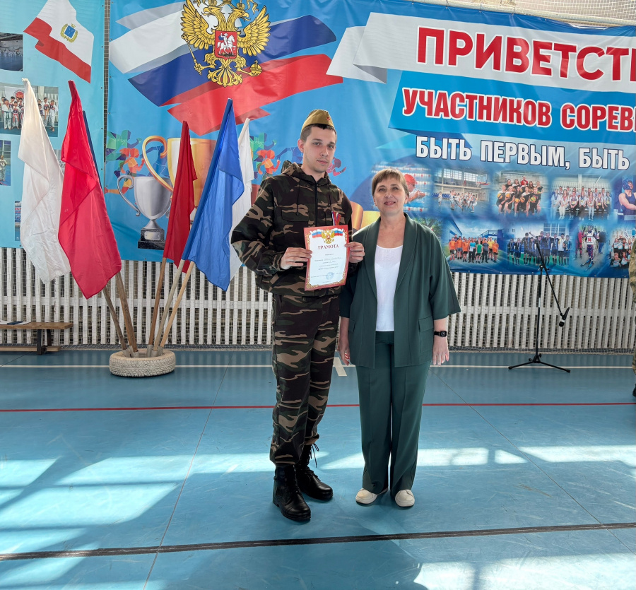 Начальник управления образования администрации района Елена Симонова провела церемонию награждения смотра строя и песни