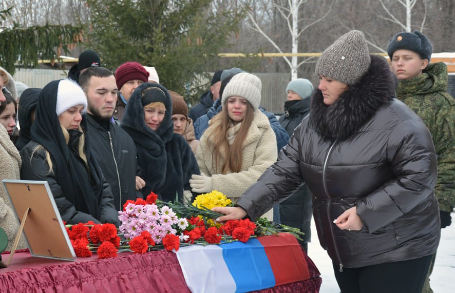 Заместитель главы администрации района по социальной сфере Юлия Евдокимова приняла участие в церемонии прощания с участником специальной военной операции  Александром Юнгеровым