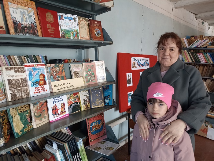 «Одна страна – тысячи сказок»                                                                      Библиографический обзор книжной выставки