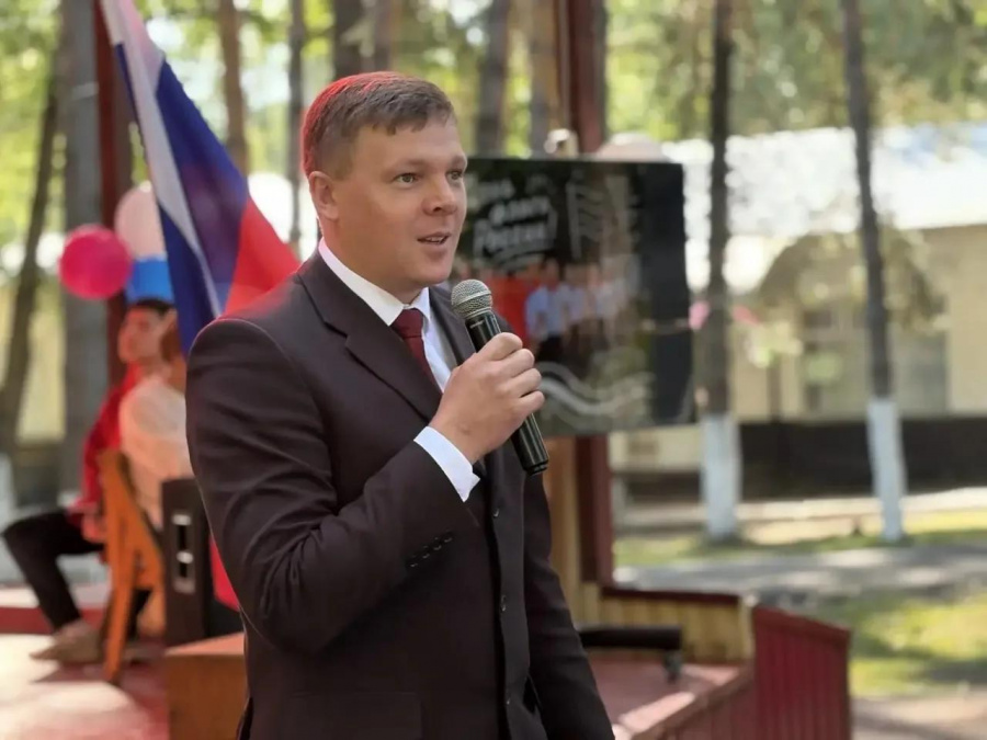 Сегодня, в День Государственного флага России, глава района Андрей Кушнарёв побывал на праздничном мероприятии в лагере «Ласточка»
