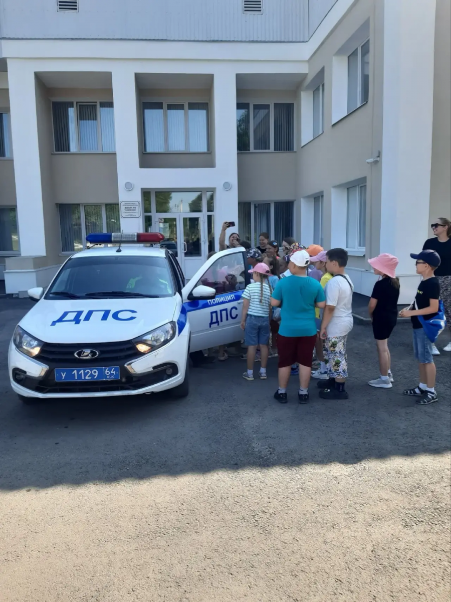 Госавтоинспекторы познакомили детей из пришкольного лагеря с патрульным автомобилем