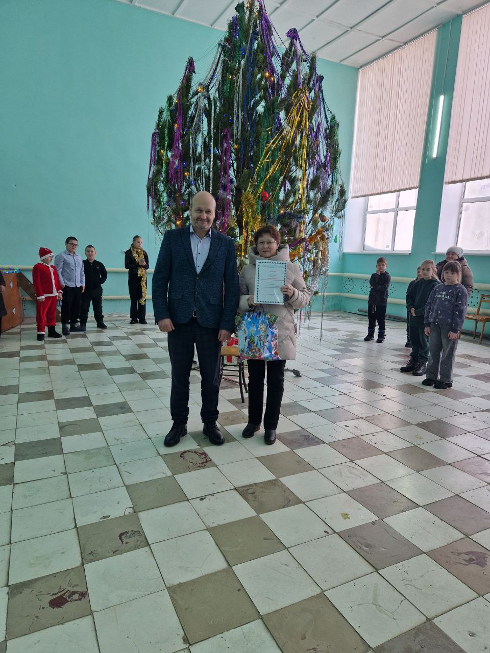 Глава администрации Свободинского муниципального образования Сергей Панкратов наградил победителя конкурса на лучшее новогоднее оформление домов "Зимняя сказка"