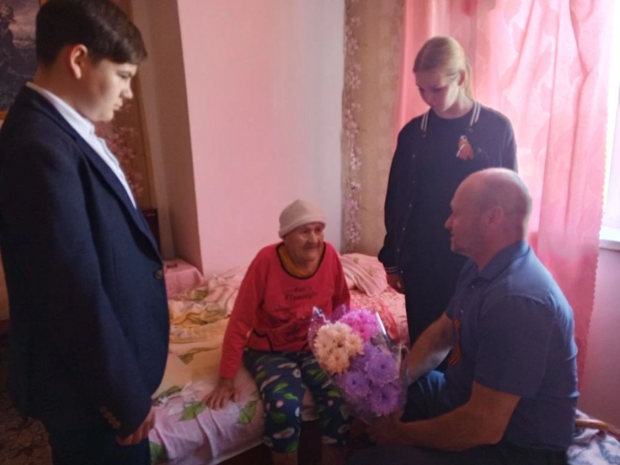 Глава администрации Свободинского муниципального образования Сергей Панкратов в преддверии Дня Победы навестил труженицу тыла Нину Яковлевну Смирнову