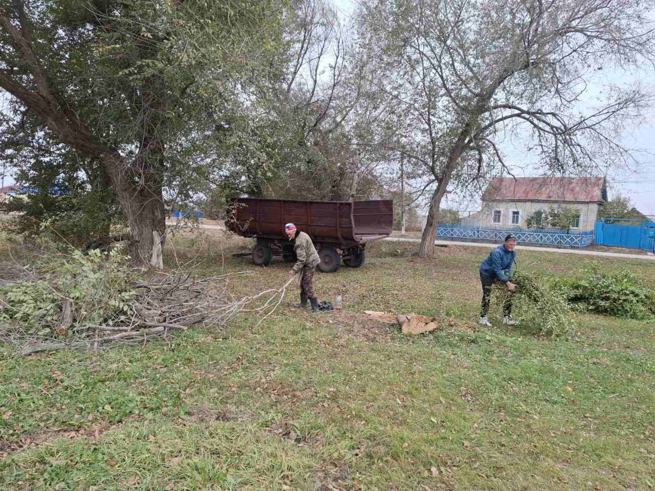 В рамках месячника по благоустройству, под руководством главы администрации Максимовского МО Т.П. Брагиной, привели в порядок центральную площадь с. Максимовка