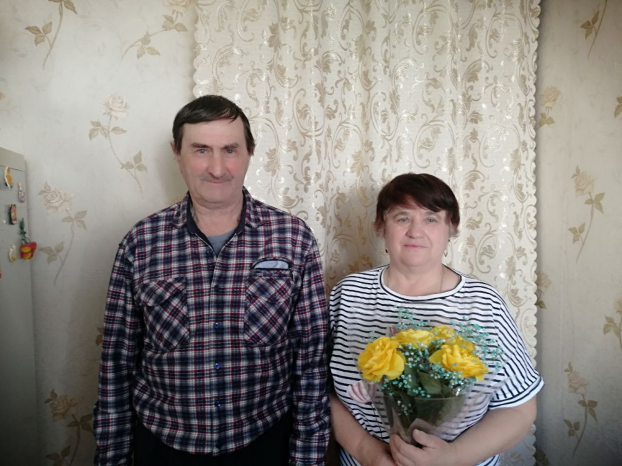 Сегодня сотрудники администрации и учреждения культуры Старобурасского муниципального образования поздравили своих земляков - семью Палагиных - с замечательным юбилеем