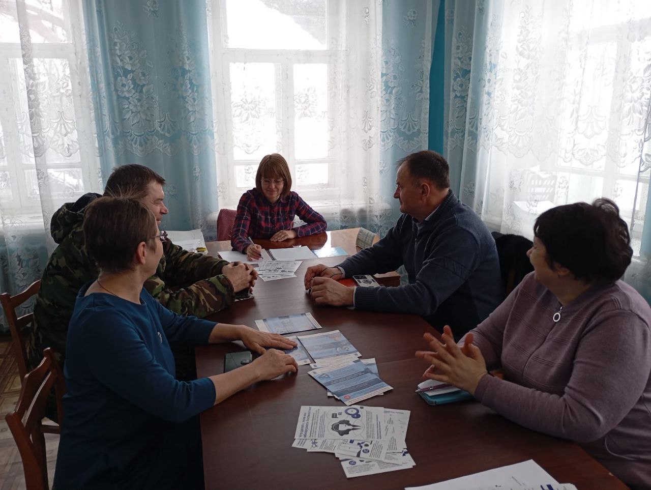 В администрациях Старожуковского муниципального образования прошли рабочие совещания, на которых были рассмотрены вопросы прохождения флюорографического обследования жителями населённых пунктов, привлечения на контрактную службу и ряд других