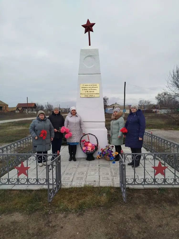 Глава администрации Максимовского МО Татьяна Брагина приняла участие в церемонии возложения цветов к воинским мемориалам.