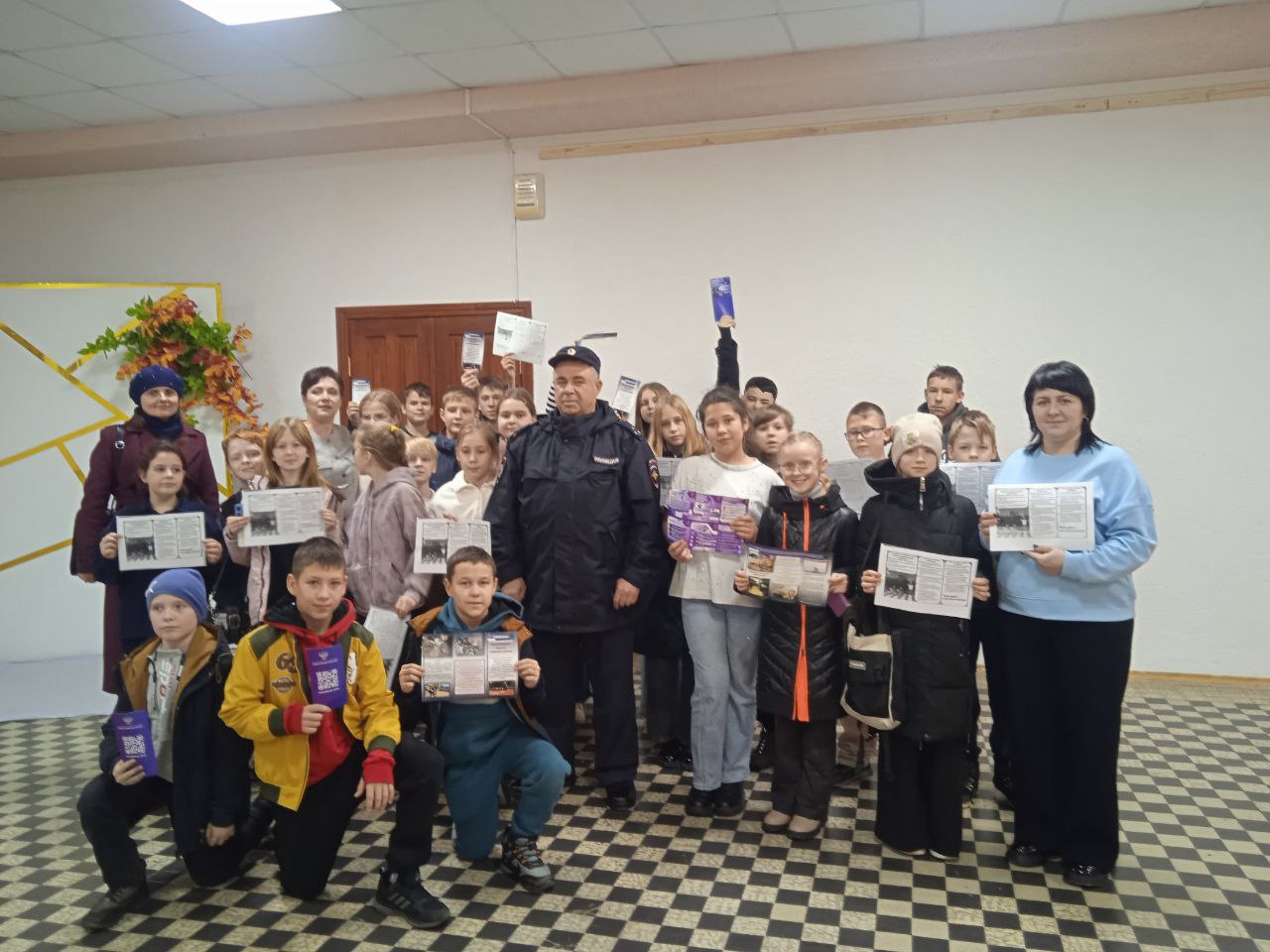 Сотрудники полиции провели профилактическую акцию «Будь ярким пешеходом и ответственным водителем!» для учеников СОШ №1