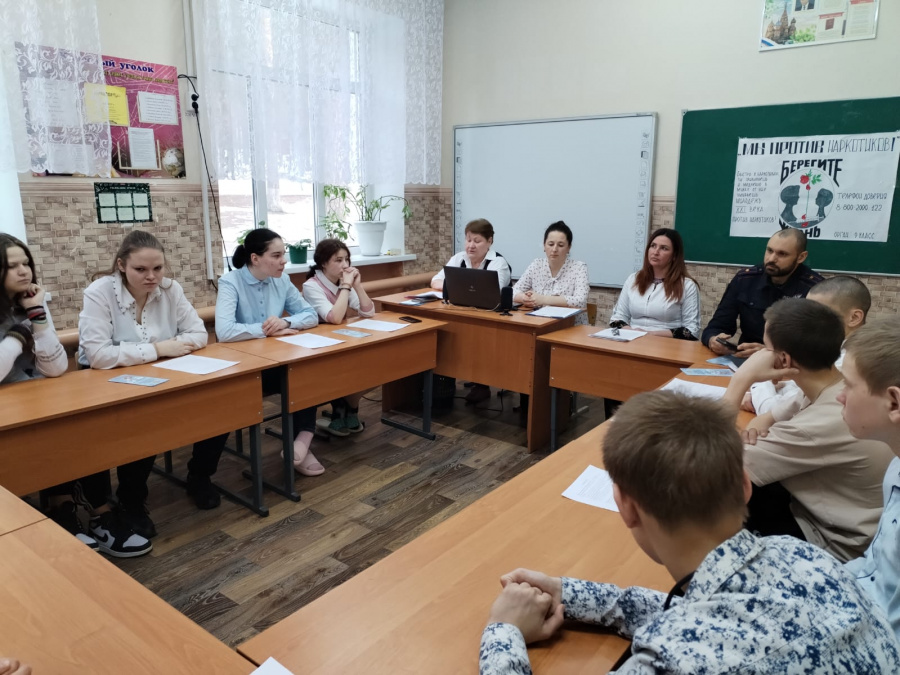 В  рамках операции «Чистое поколение» сотрудники полиции провели профилактические занятия со школьниками
