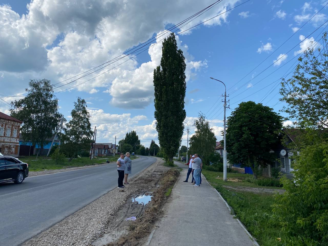 Глава района Н.В. Трошина вместе с представителями ГКУ СО «Дирекция дорожного хозяйства» и профильными специалистами администрации посетила участок региональной дороги, проходящей по ул. Ленина в Базарном Карабулаке