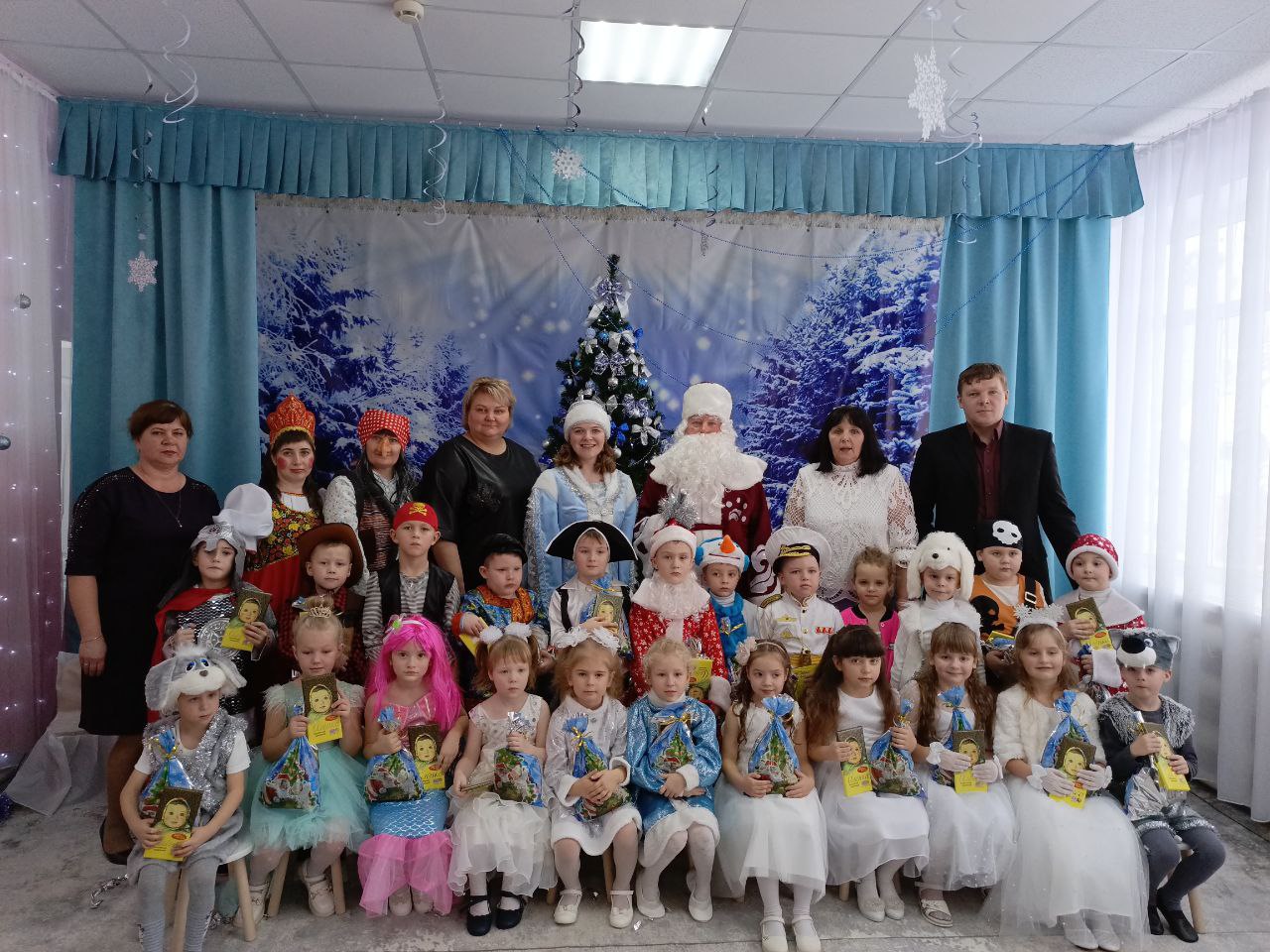 Алексеевский детский сад, признанный в этом году одним из лучших дошкольных образовательных учреждений области и получивший штандарт губернатора, сегодня наполнился особой атмосферой чуда