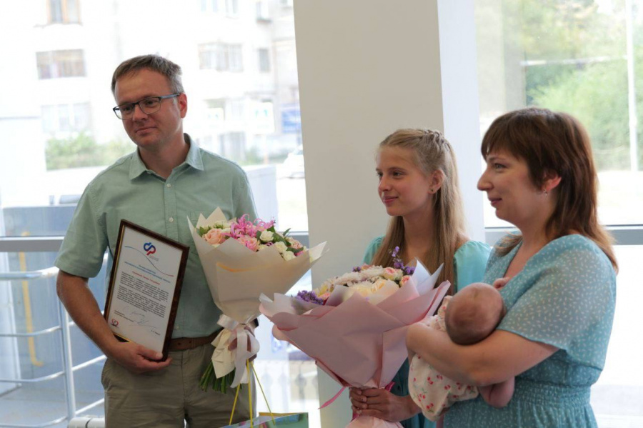 Саратовская семья стала обладателем юбилейного 200 000 сертификата на материнский капитал