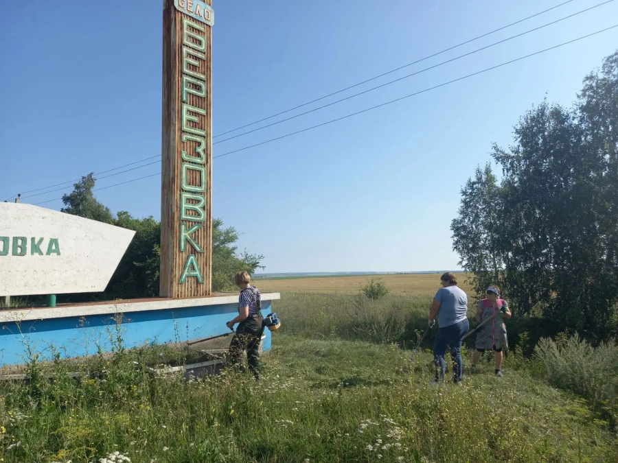 Глава администрации Липовского МО лично участвует в благоустройстве