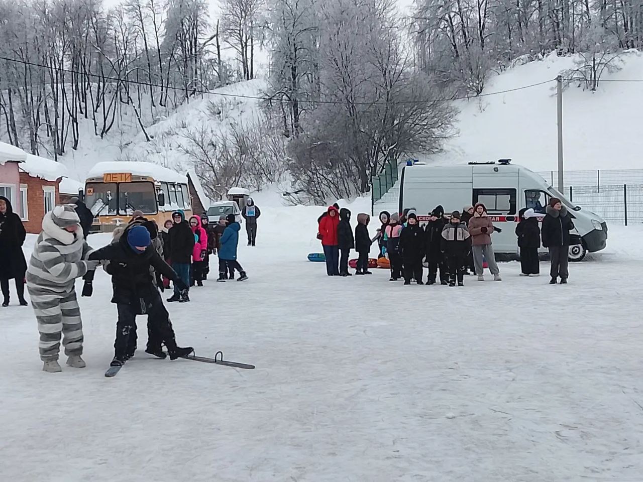 14 февраля на стадионе «Колос» для самых юных болельщиков лыжной гонки специалисты РДК и СДК района организовали «Весёлые старты»