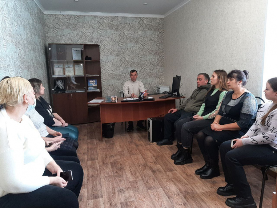 В администрации Яковлевского МО  прошло очередное постоянно действующее совещание, на котором были рассмотрены вопросы организации питания в сельских школах, подготовки к празднованию 8  Марта, сбор гуманитарной помощи бойцам СВО и др.