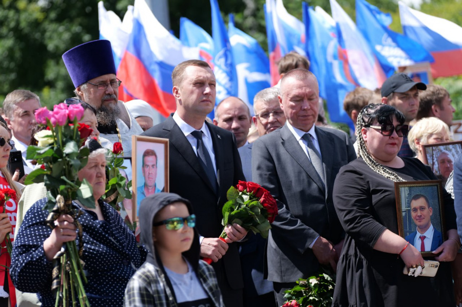 В Парке Победы на Соколовой горе в День ветеранов боевых действий прошла церемония увековечивания имен военнослужащих, павших в ходе специальной военной операции. 