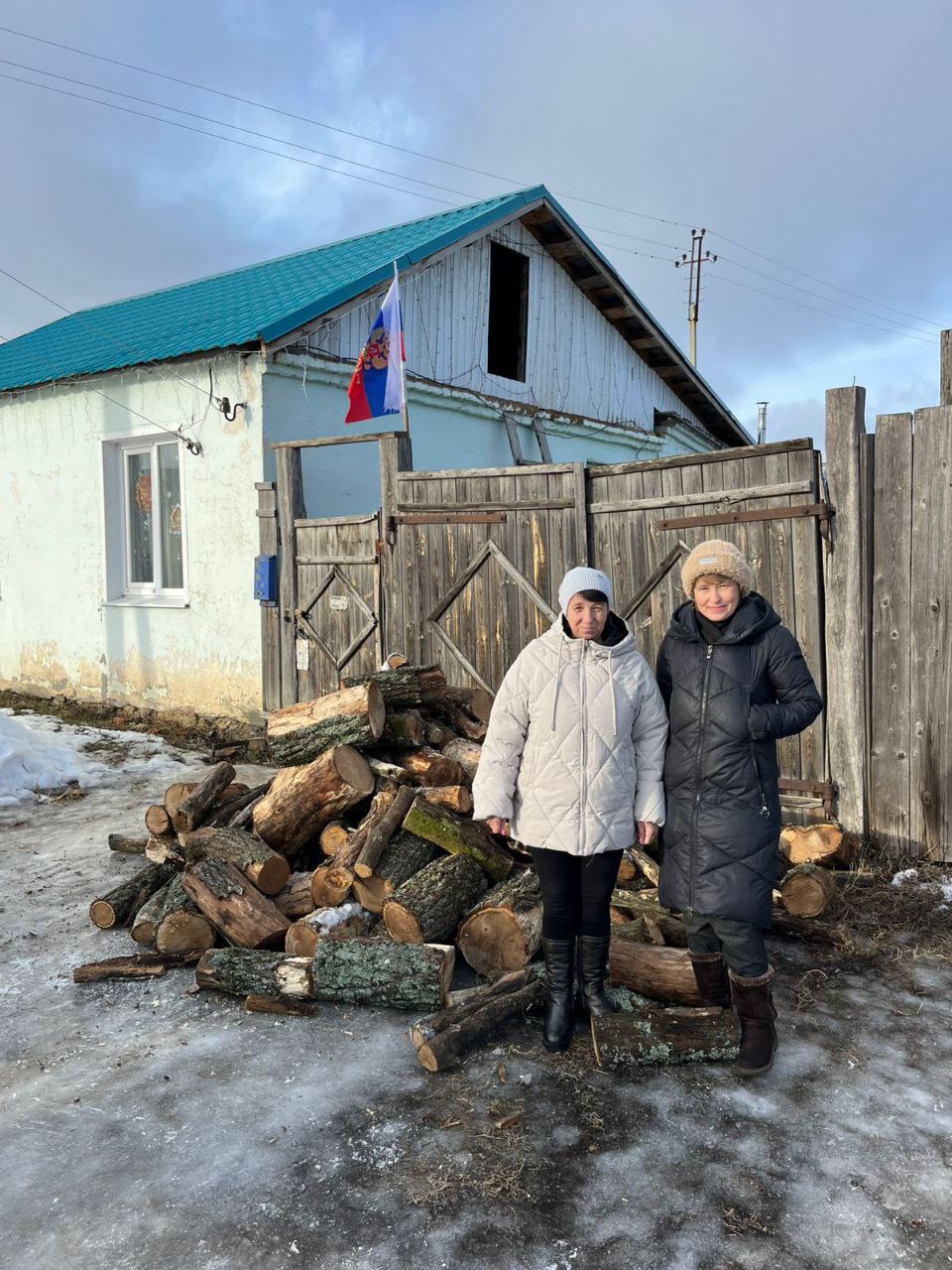 При поддержке главы Старожуковского МО Савельева С. А. и депутата Старожуковского МО Шарова А. А. по просьбе жительницы с. Вязовка Светланы И. были приобретены и доставлены дубовые дрова