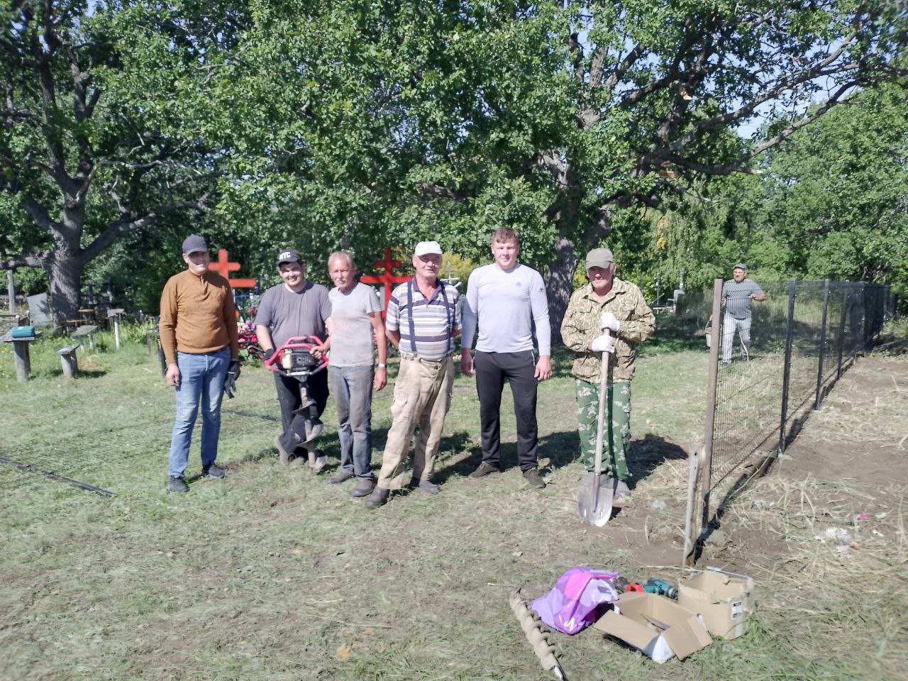 Глава администрации Алексеевского муниципального образования А. С. Кушнарев принял участие в субботнике в д. Нечаевка