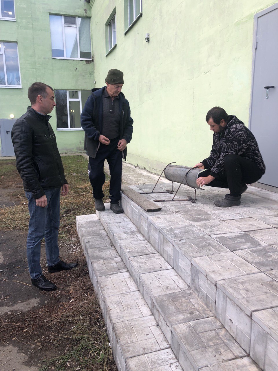 Под руководством главы администрации Яковлевского МО Тугушева Р. Г. были проведены ремонтные работы фасада здания МБОУ"СОШ с. Яковлевка"