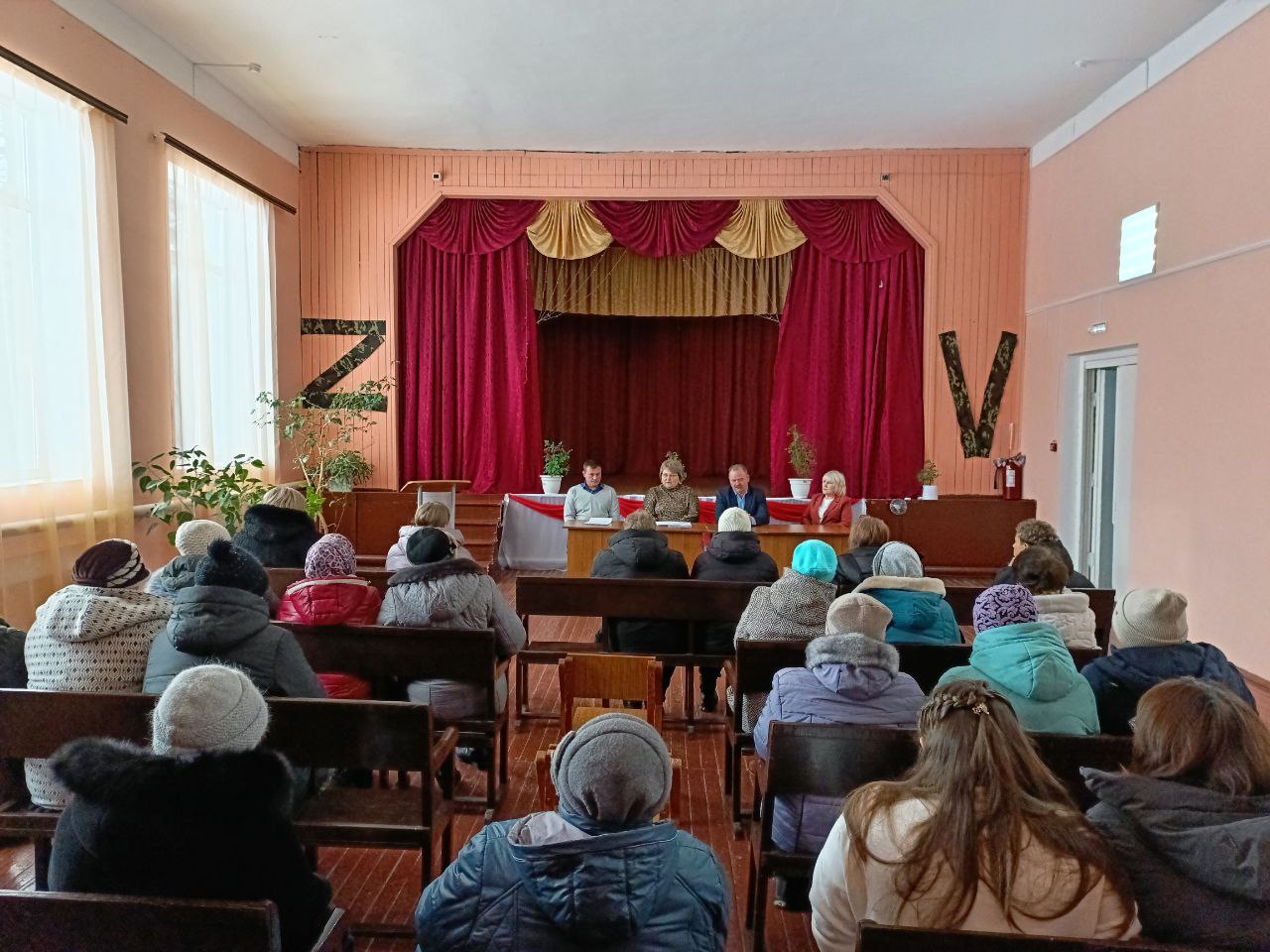 Выступая перед собравшимися жителями села Большая Чечуйка, глава района Н.В. Трошина рассказала о различных проектах, успешно реализованных на территории района в минувшем году