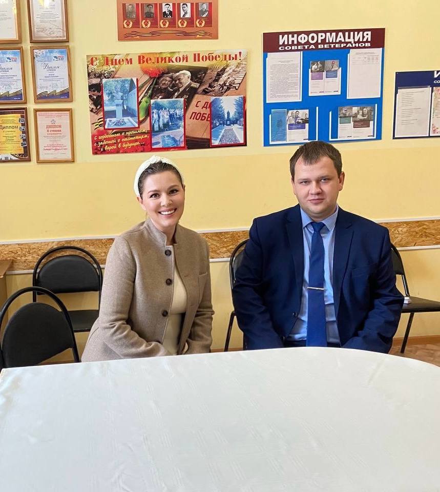 Глава Базарно-Карабулакского района Артём Курочкин встретился с лектором Российского общества «Знание», актрисой театра, кино и телевидения Марией Кожевниковой