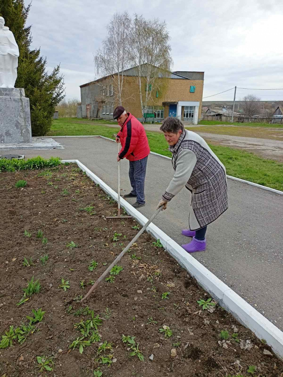 Работники Ключевского СДК 27апреля приняли участие в уборке территории памятника павшим в годы Великой отечественной войны.